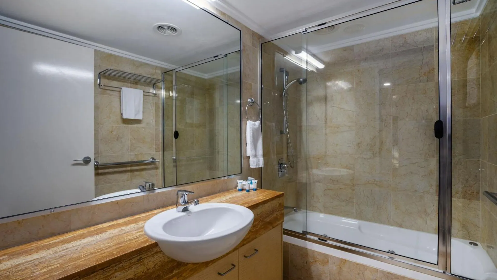 Rolling Surf Resort Калаундра